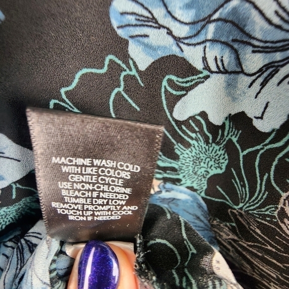 Torrid women size 3 ( 22-24) pintuck button front blouse Skull Floral - Picture 11 of 15